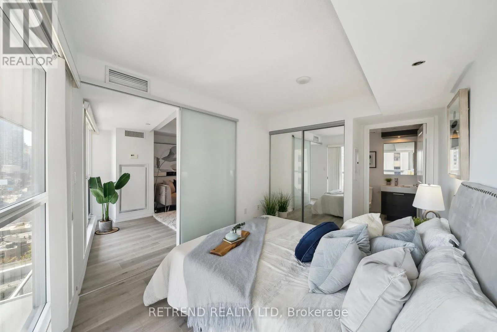 1004 - 386 YONGE STREET