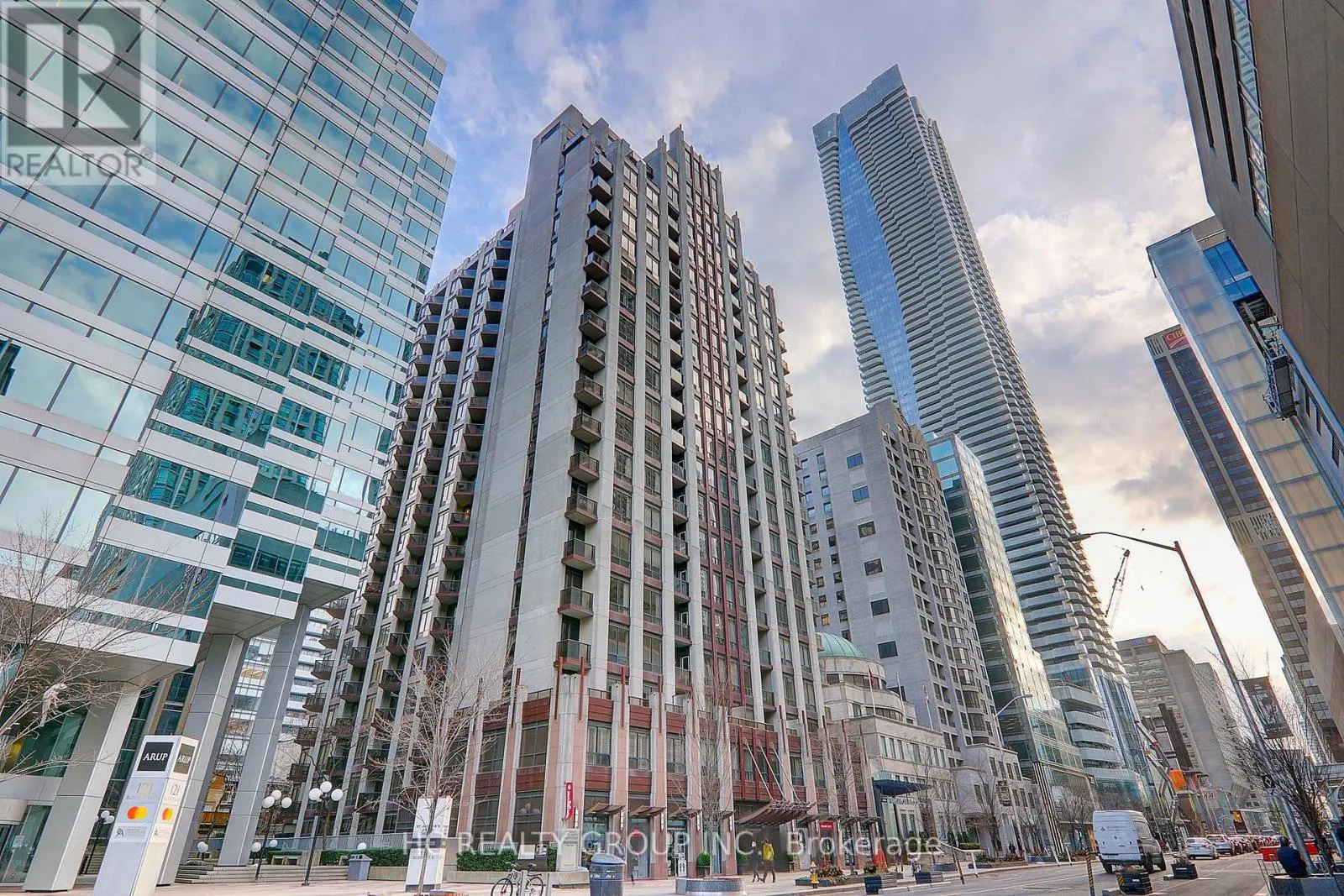 412 - 85 BLOOR STREET E