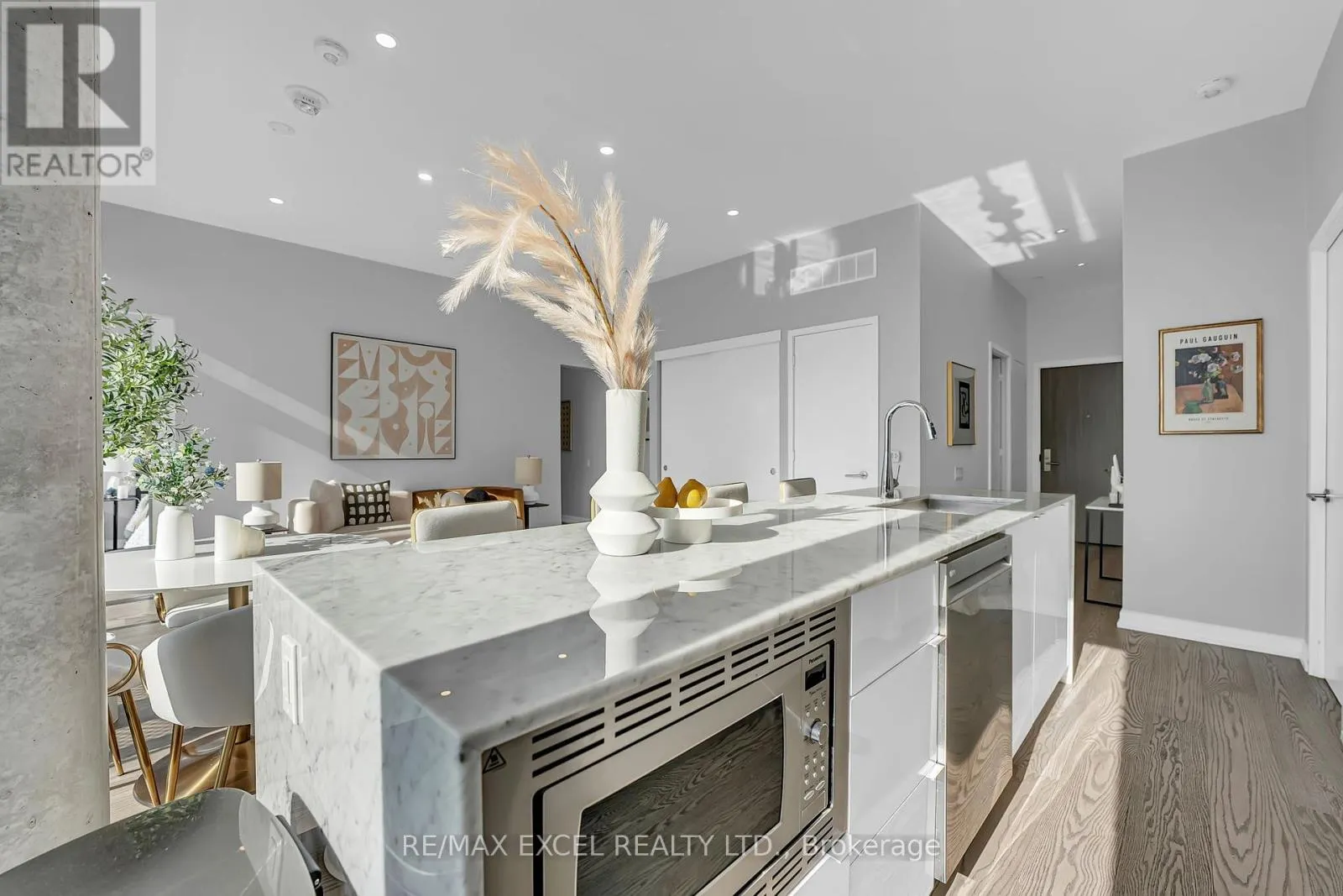 PH01 - 161 ROEHAMPTON AVENUE
