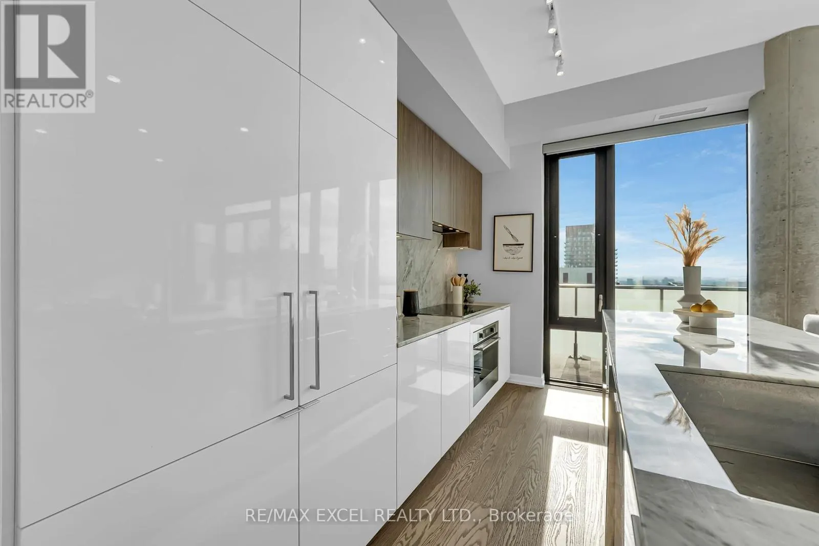 PH01 - 161 ROEHAMPTON AVENUE
