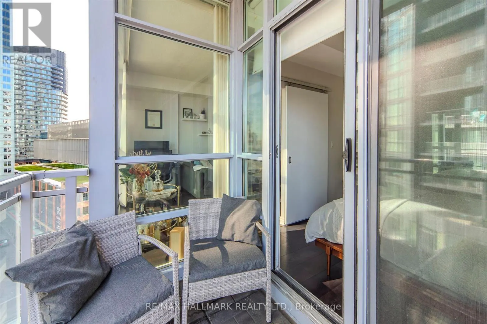 1001 - 15 BRUYERES MEWS