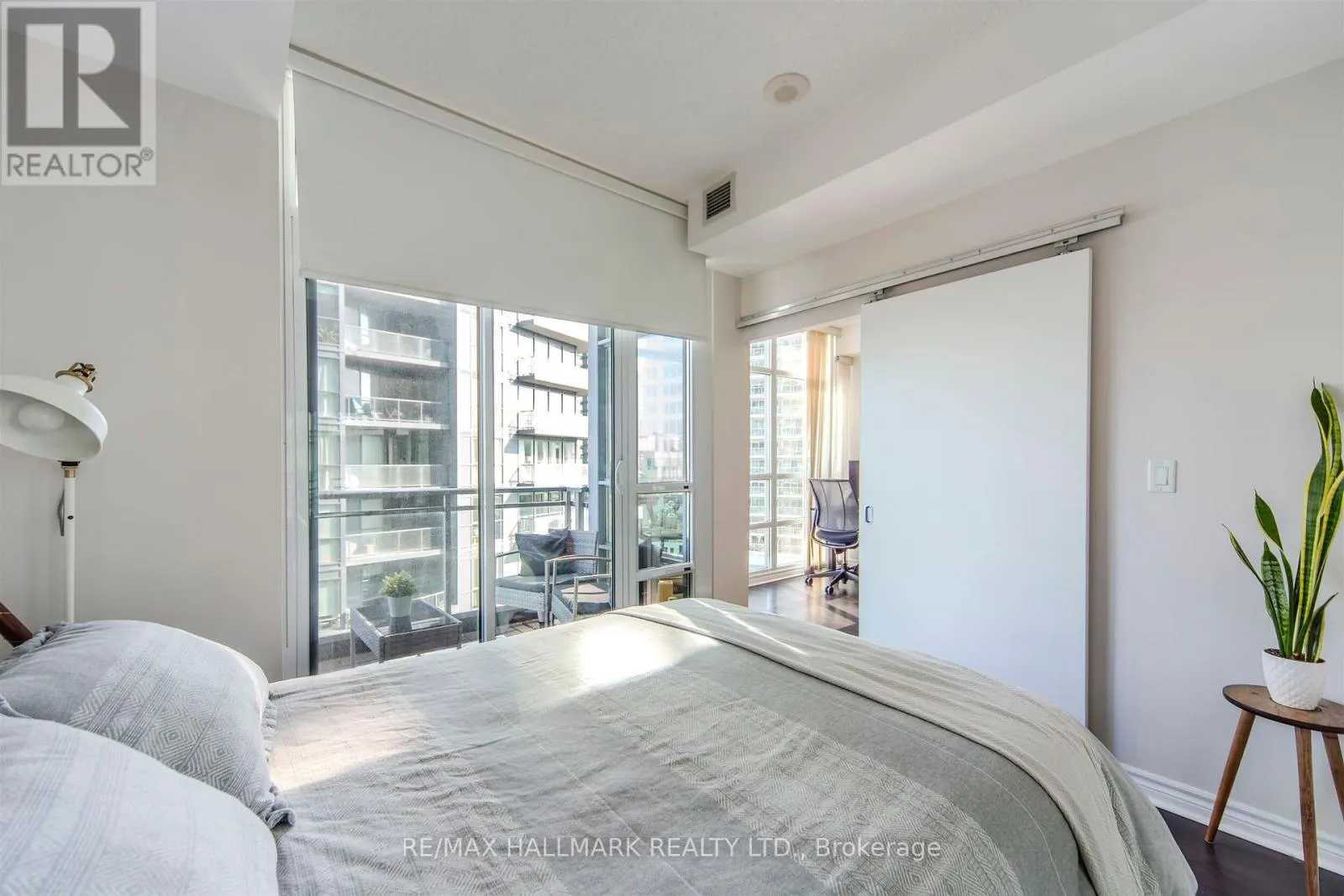 1001 - 15 BRUYERES MEWS
