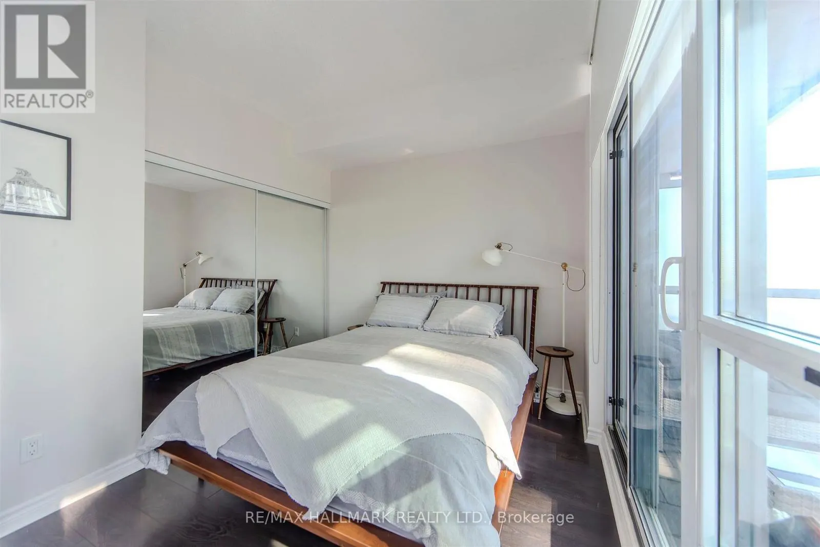 1001 - 15 BRUYERES MEWS
