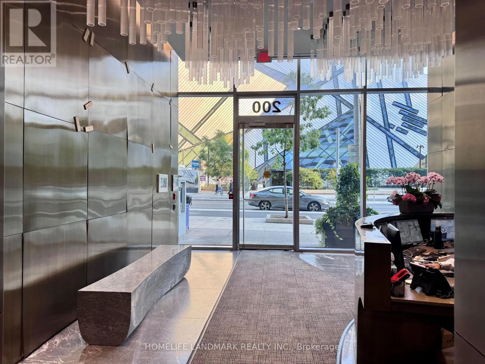 702 - 200 BLOOR STREET W