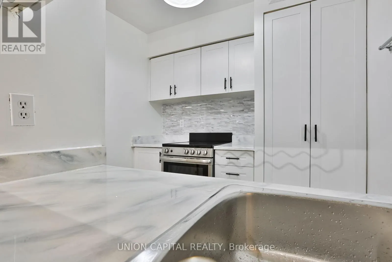 2209 - 1055 BAY STREET
