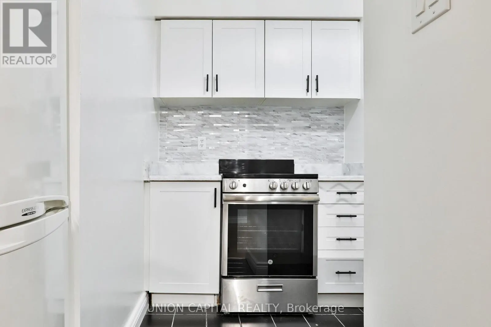2209 - 1055 BAY STREET