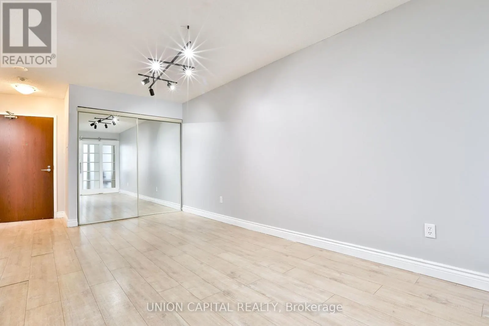 2209 - 1055 BAY STREET