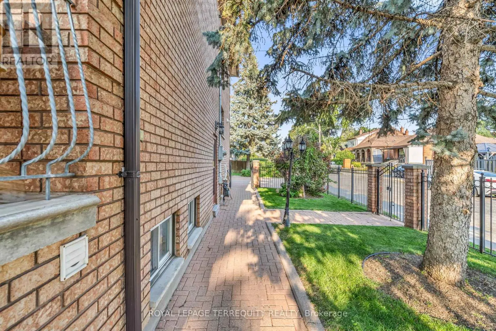 531 LAUDER AVENUE E
