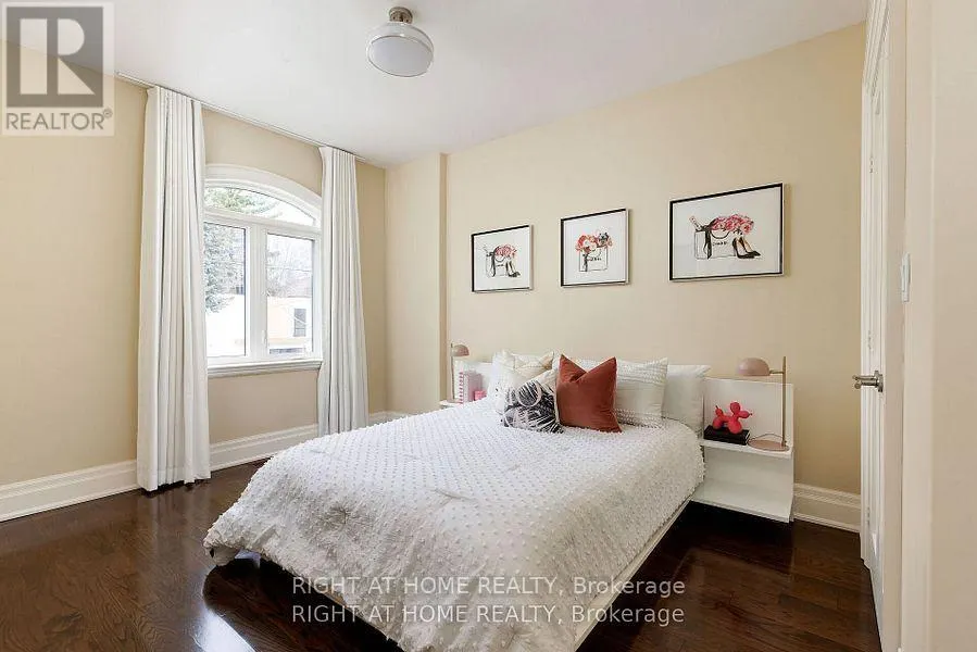 8 RUTHERGLEN ROAD