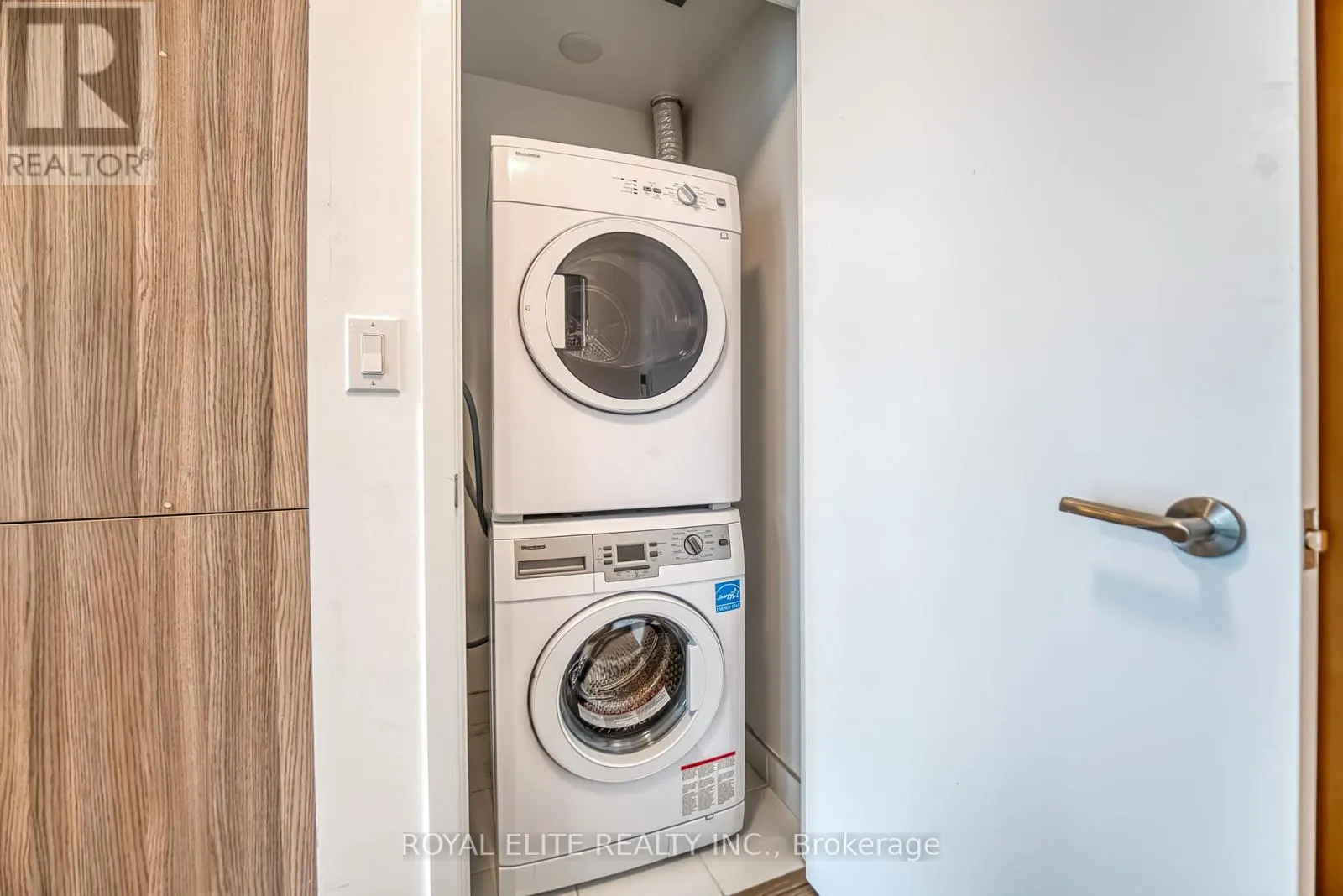 612 - 11 WELLESLEY STREET W