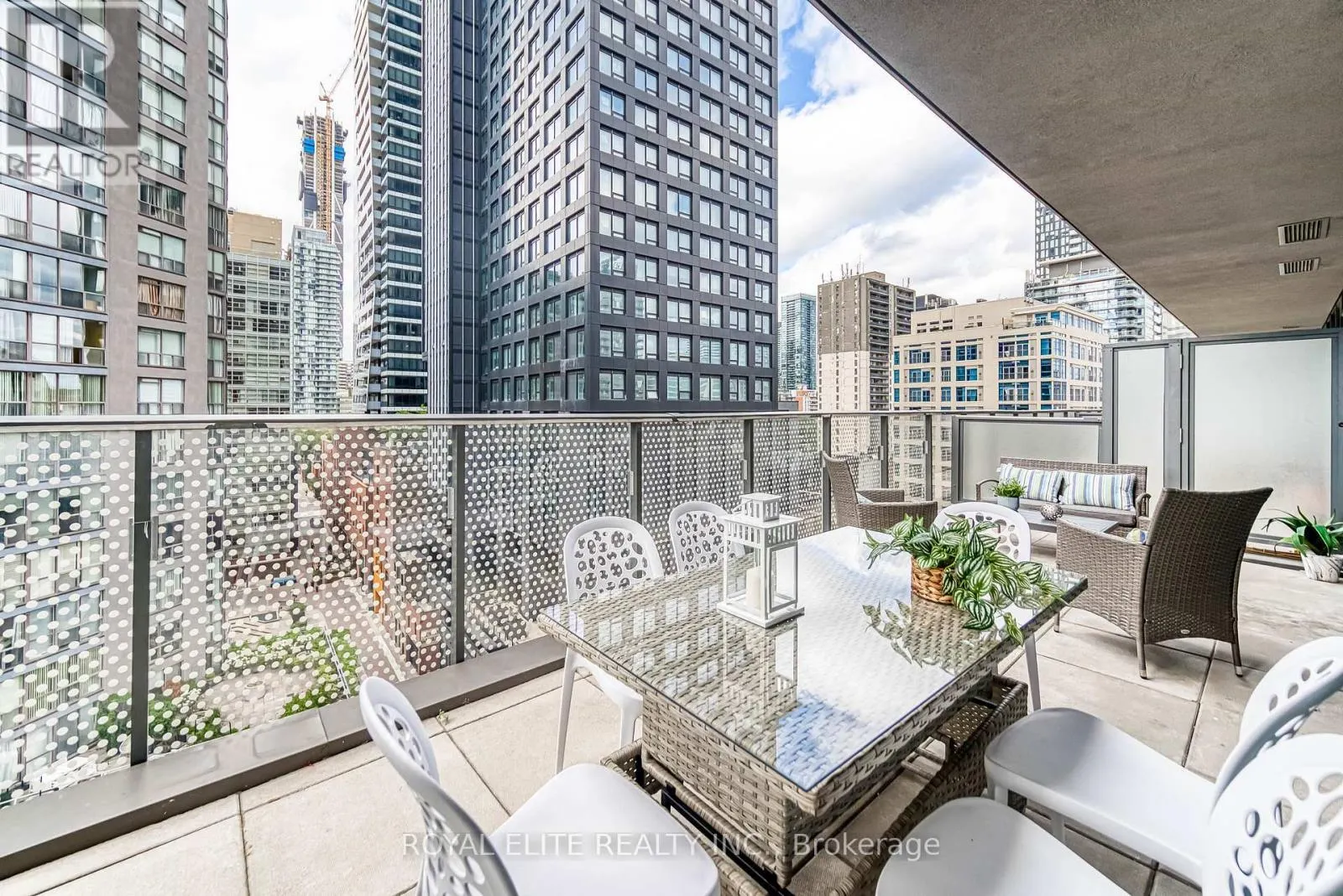 612 - 11 WELLESLEY STREET W