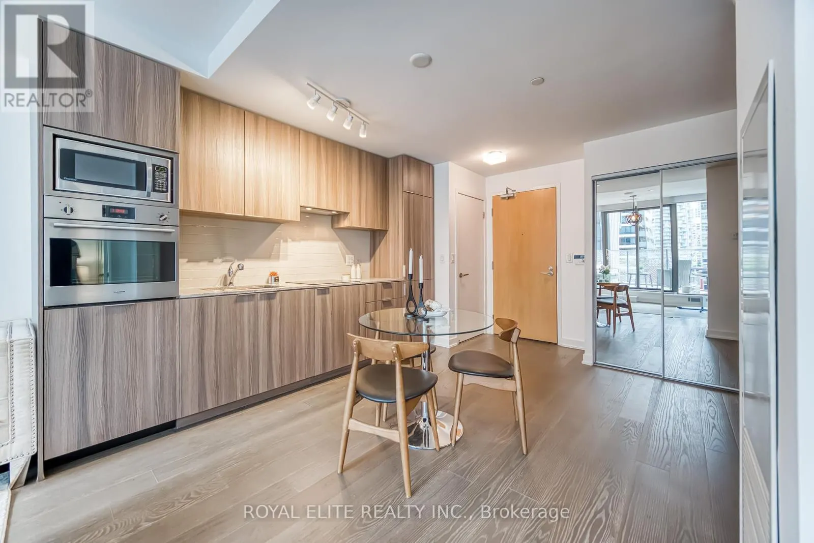 612 - 11 WELLESLEY STREET W