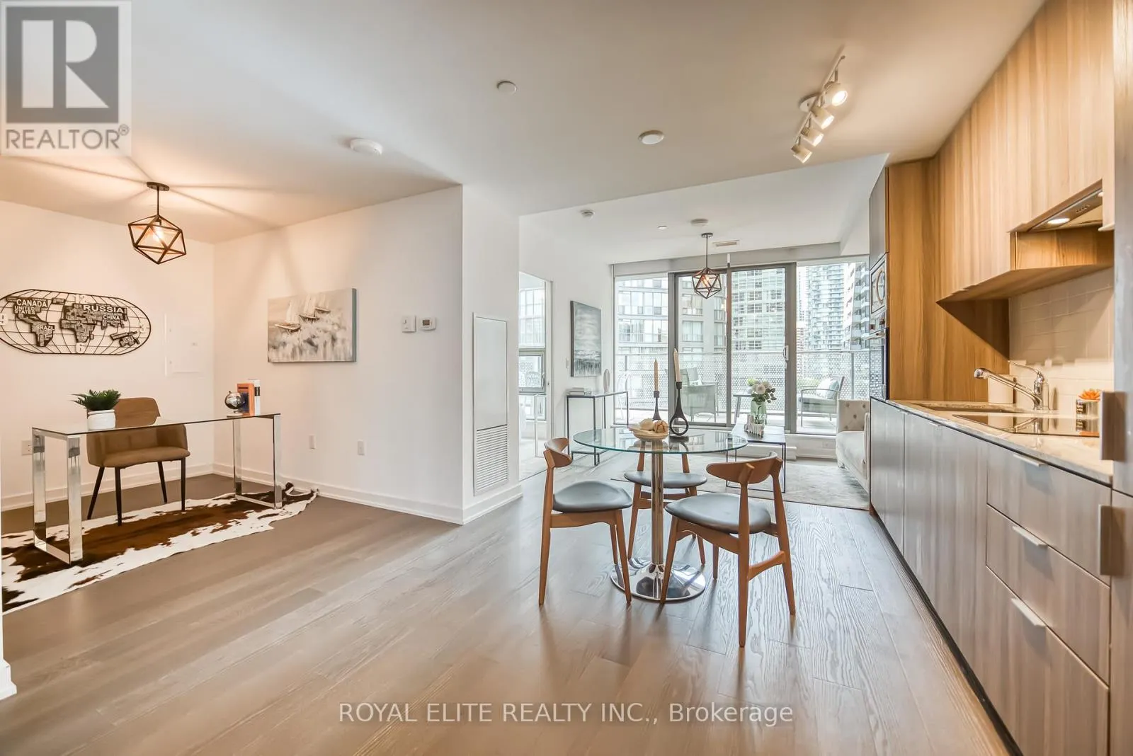 612 - 11 WELLESLEY STREET W