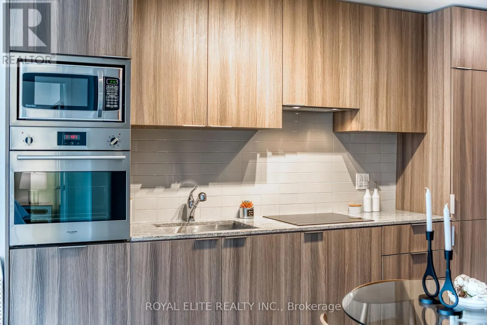 612 - 11 WELLESLEY STREET W