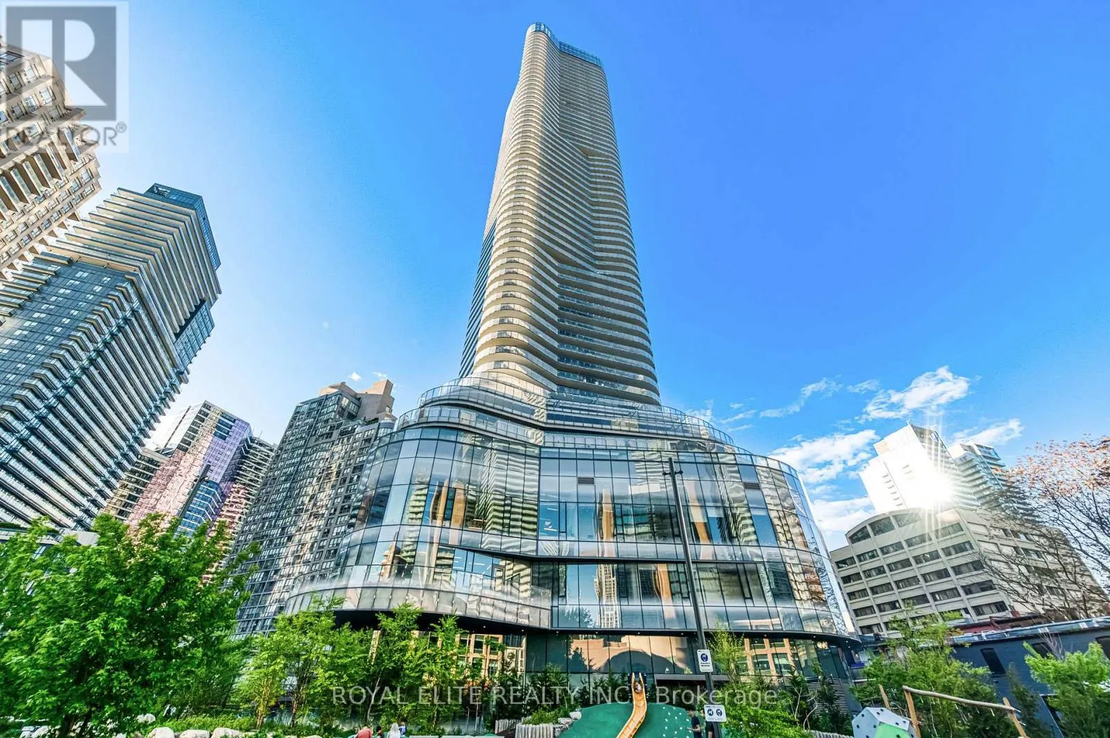 612 - 11 WELLESLEY STREET W
