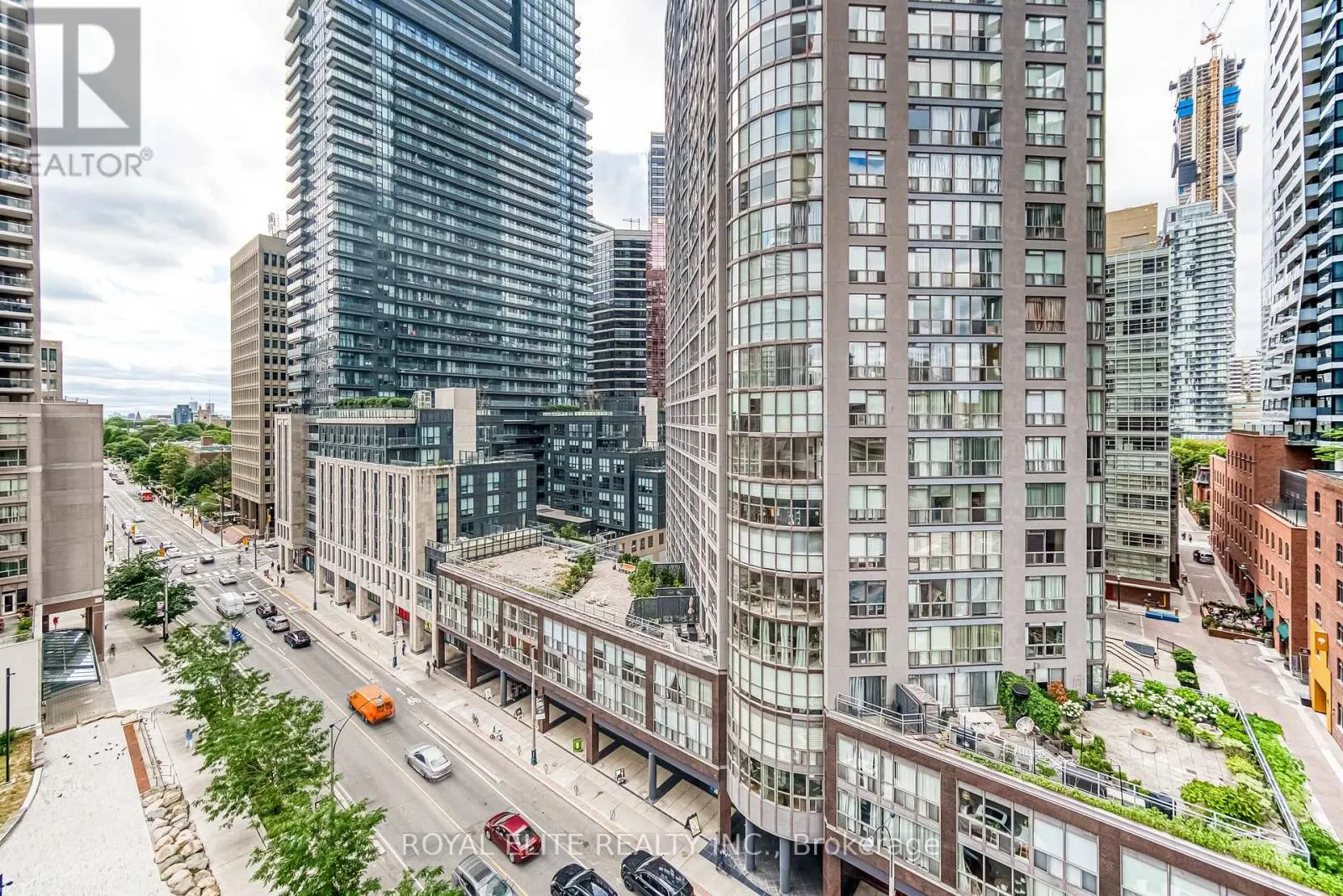612 - 11 WELLESLEY STREET W