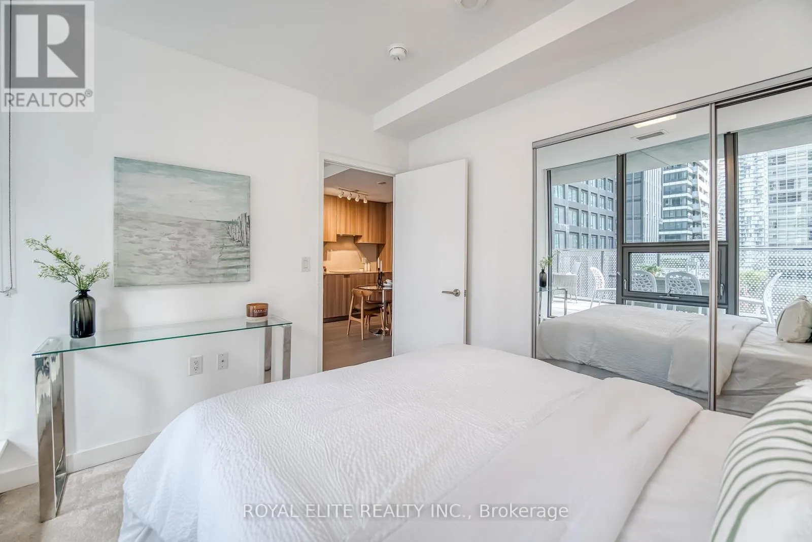 612 - 11 WELLESLEY STREET W