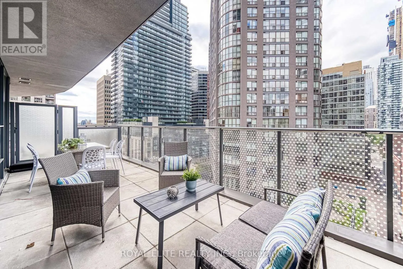 612 - 11 WELLESLEY STREET W