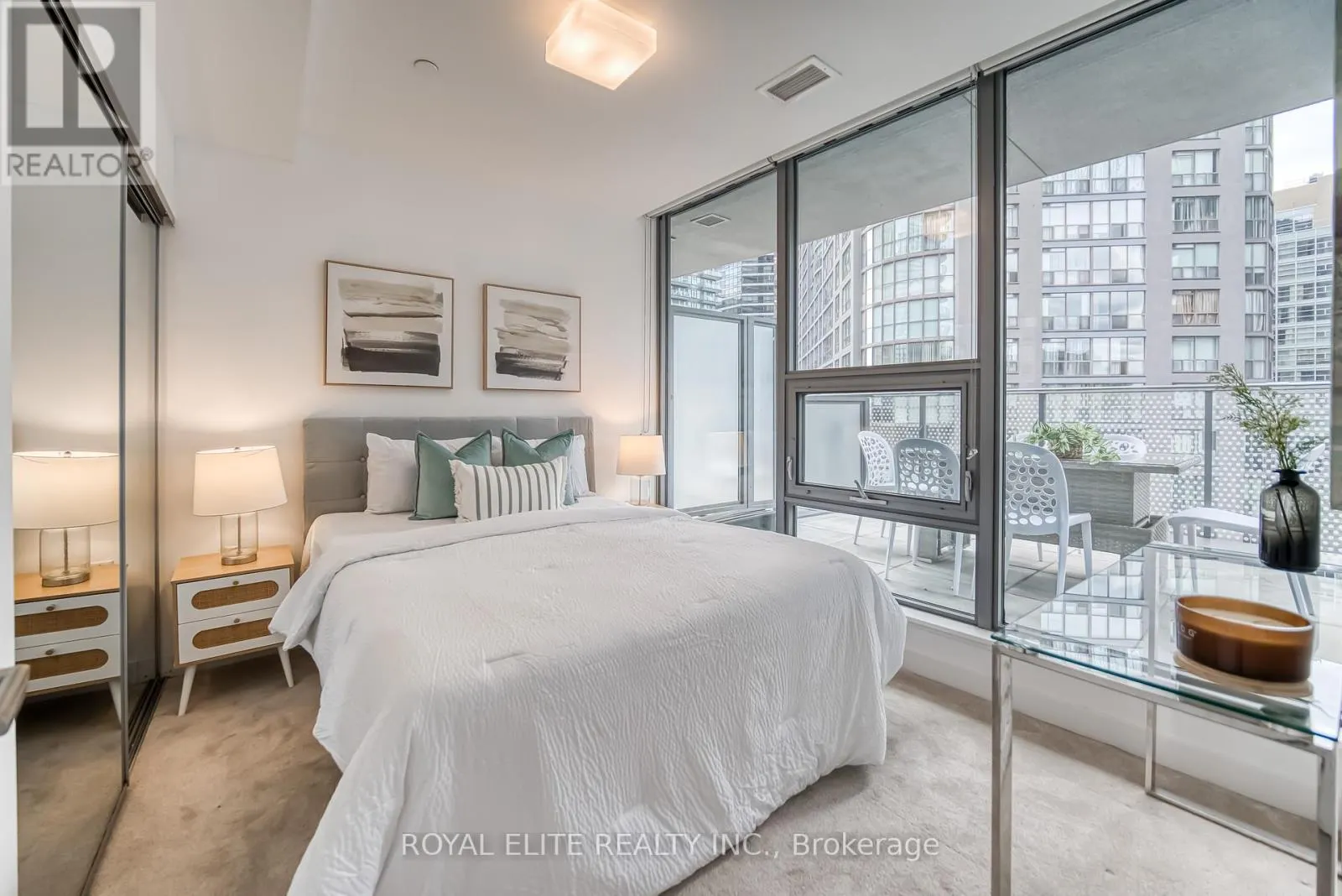 612 - 11 WELLESLEY STREET W