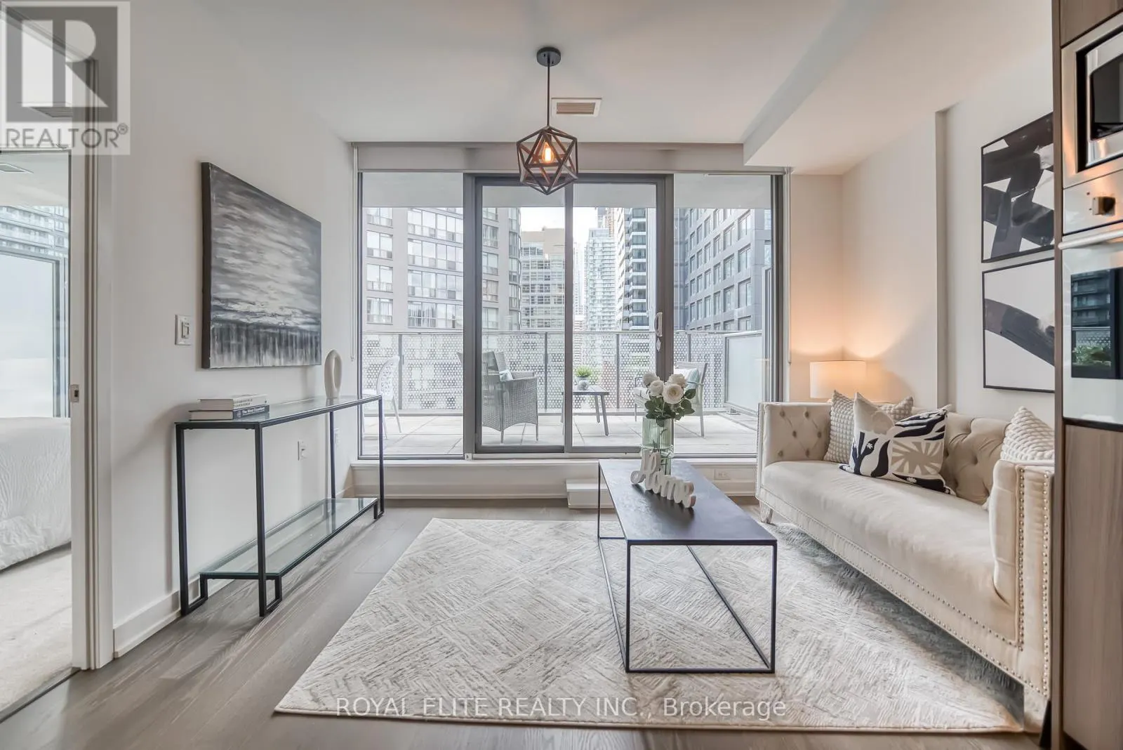 612 - 11 WELLESLEY STREET W