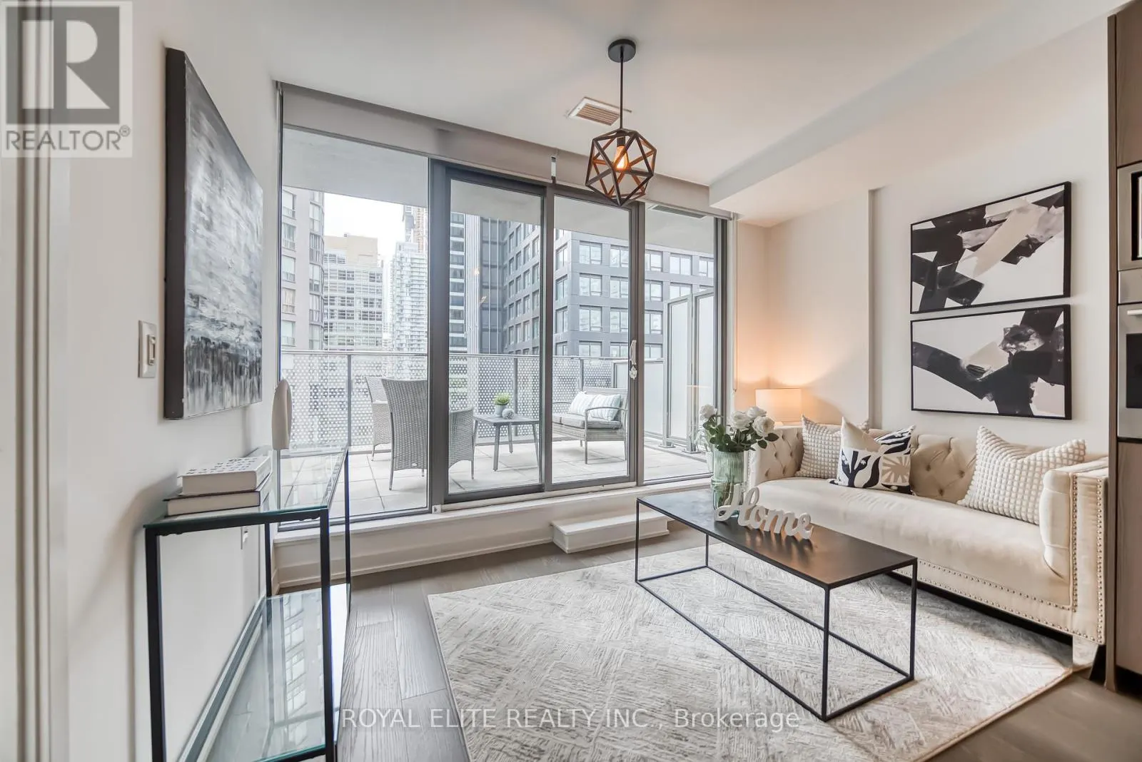 612 - 11 WELLESLEY STREET W