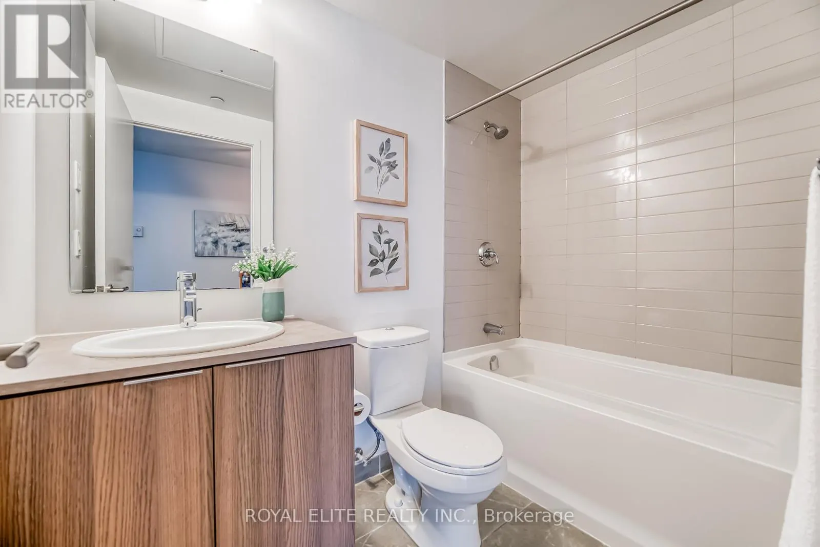 612 - 11 WELLESLEY STREET W