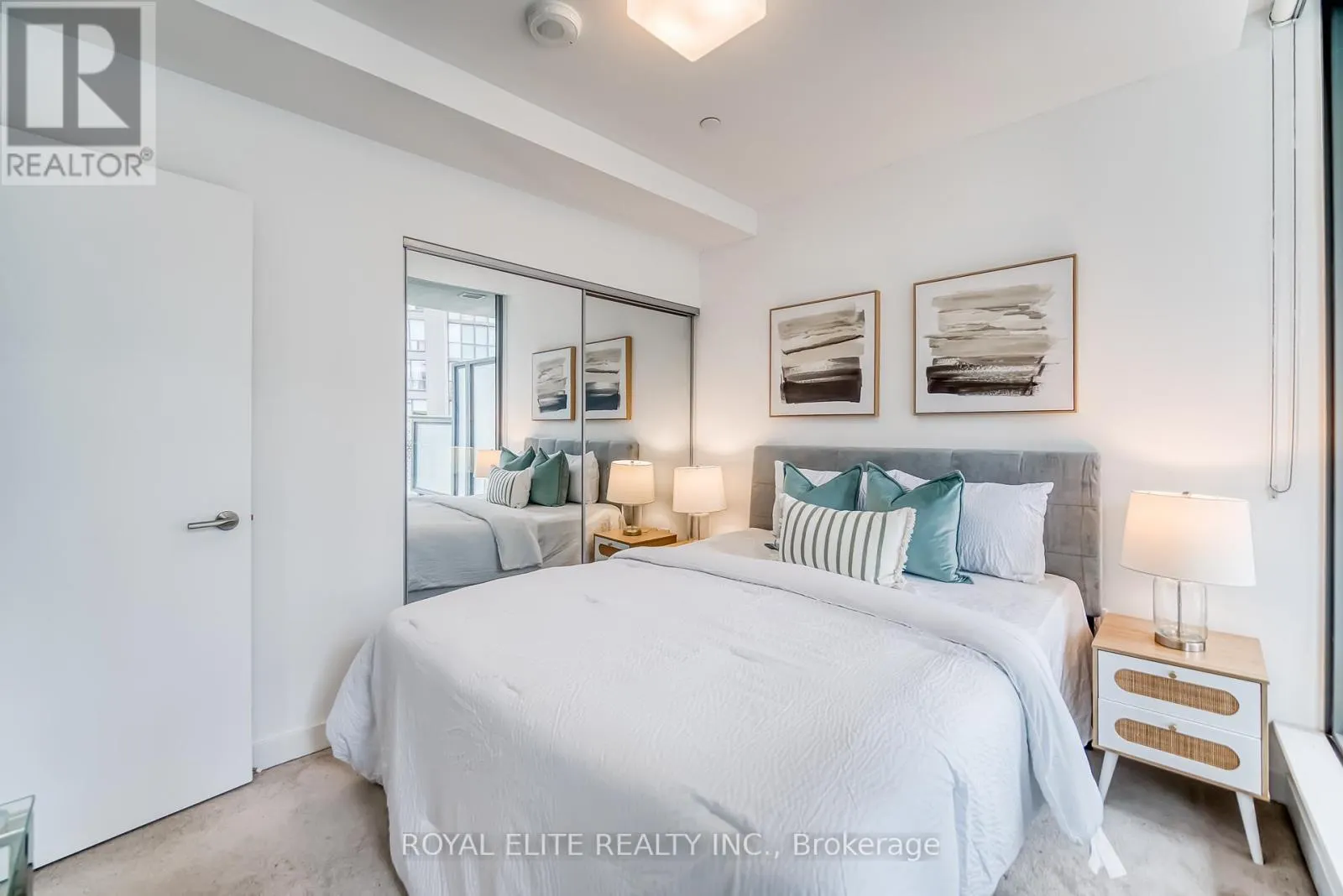 612 - 11 WELLESLEY STREET W