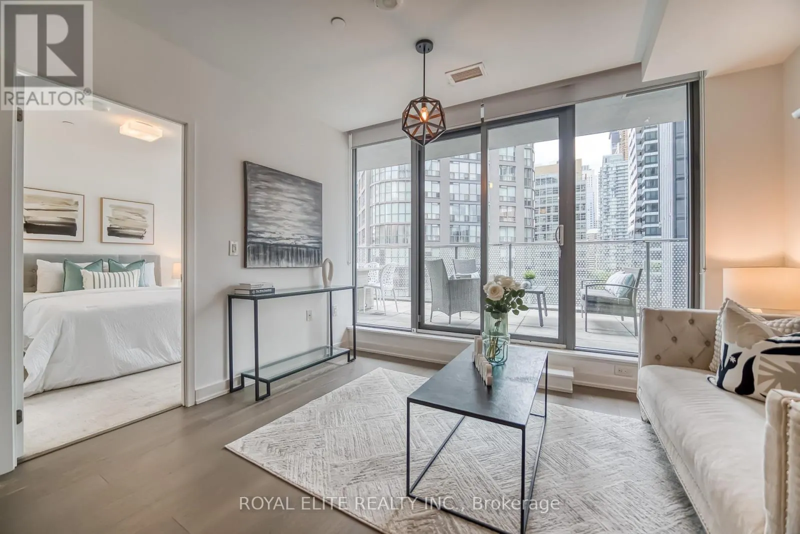 612 - 11 WELLESLEY STREET W