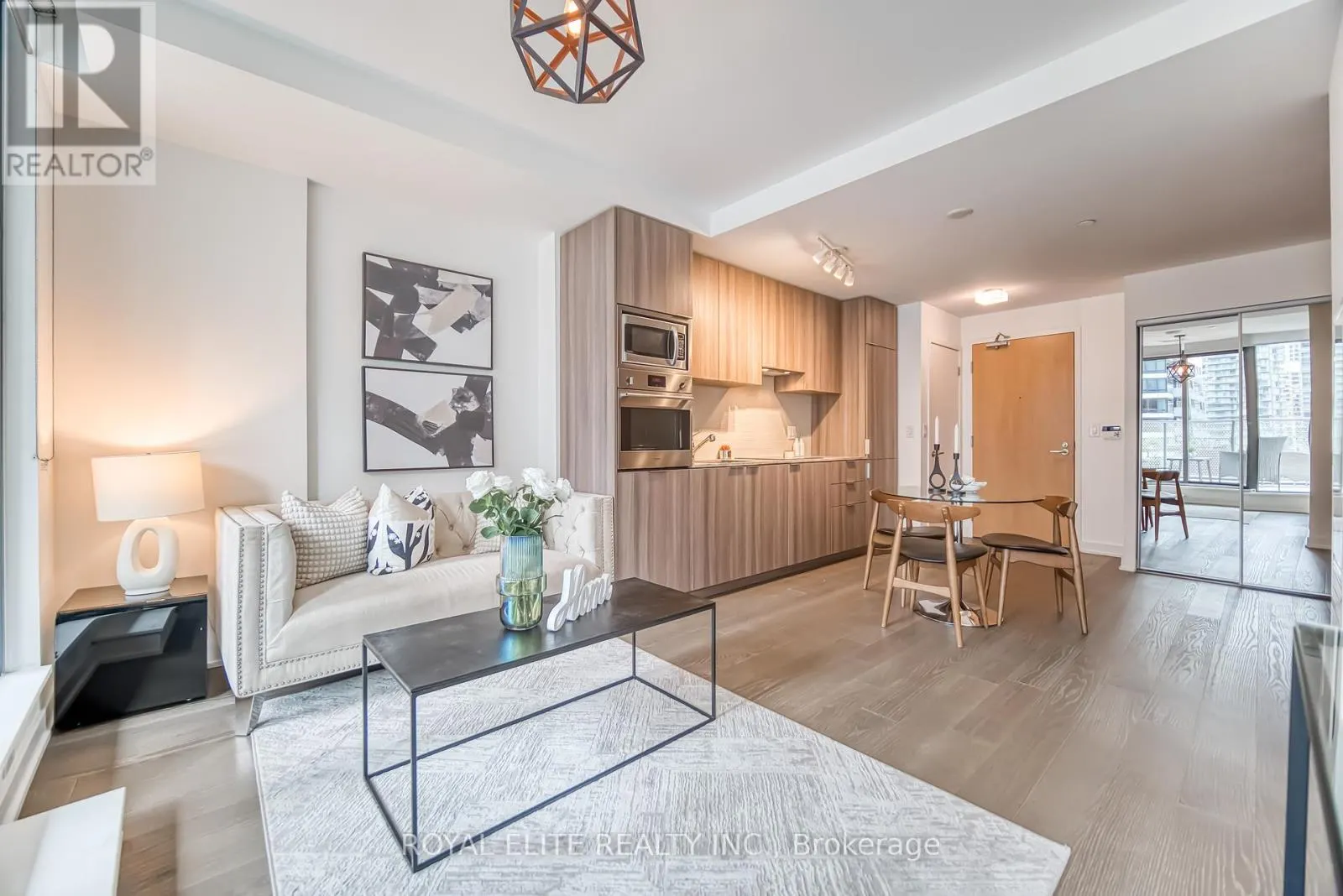 612 - 11 WELLESLEY STREET W
