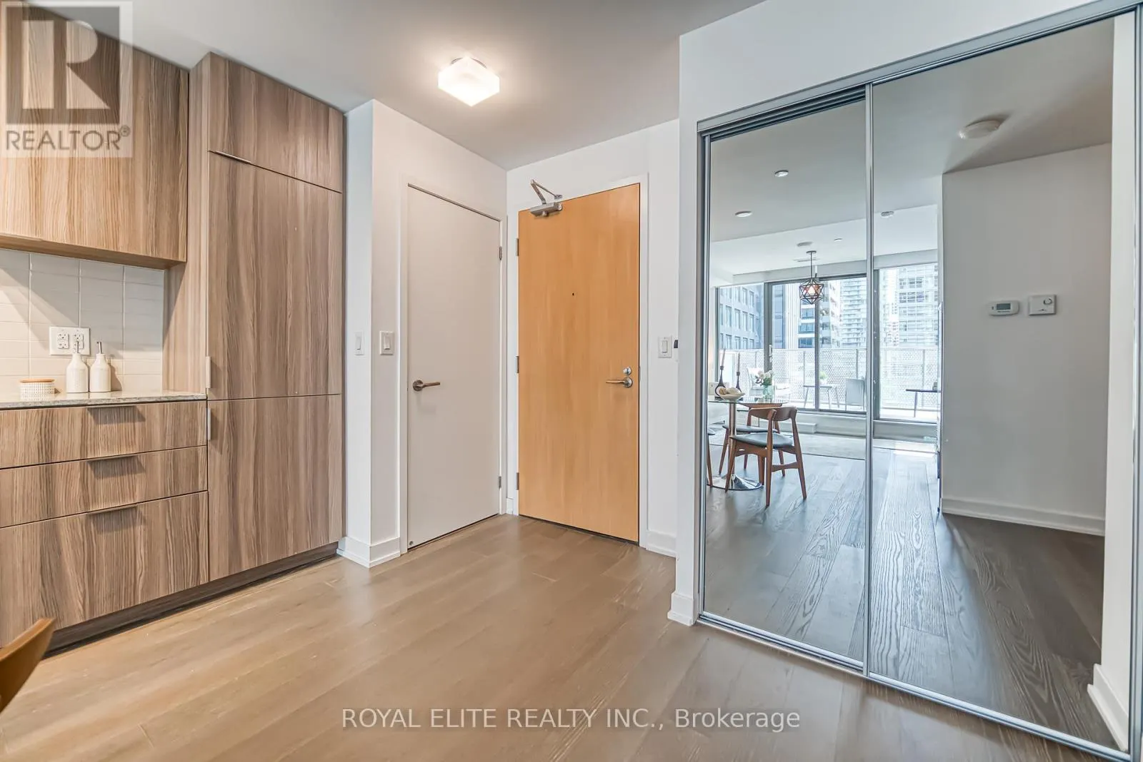 612 - 11 WELLESLEY STREET W