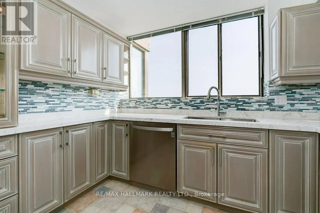 1501 - 260 QUEENS QUAY W