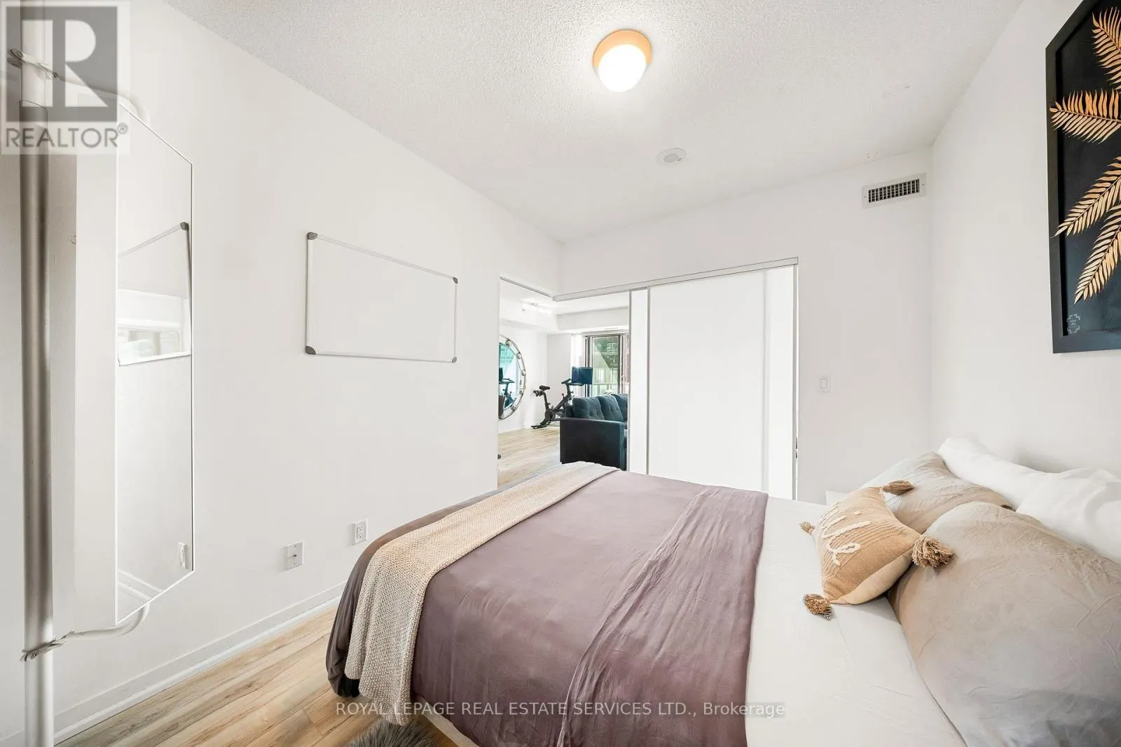 708 - 69 LYNN WILLIAMS STREET