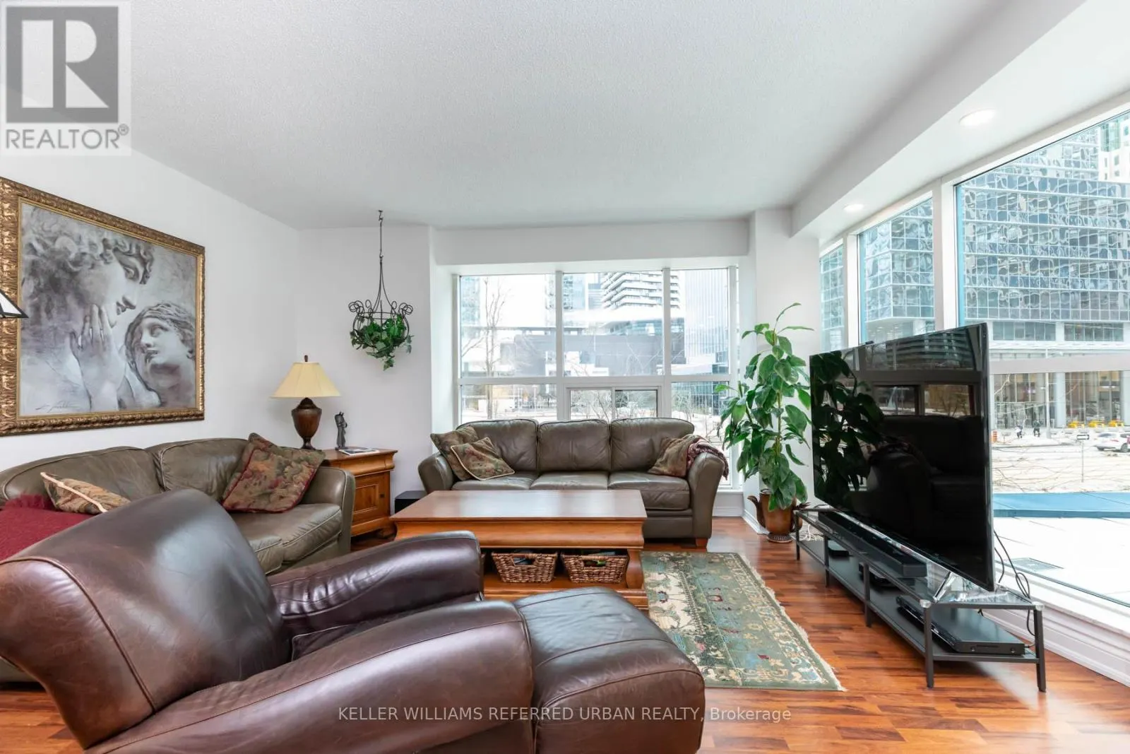 302 - 77 HARBOUR SQUARE