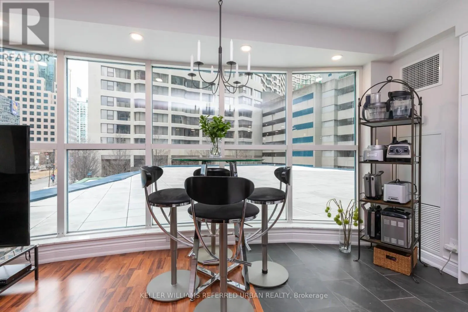 302 - 77 HARBOUR SQUARE