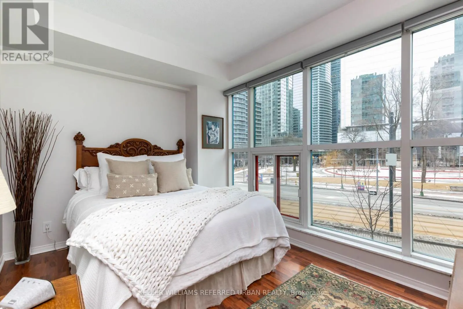 302 - 77 HARBOUR SQUARE