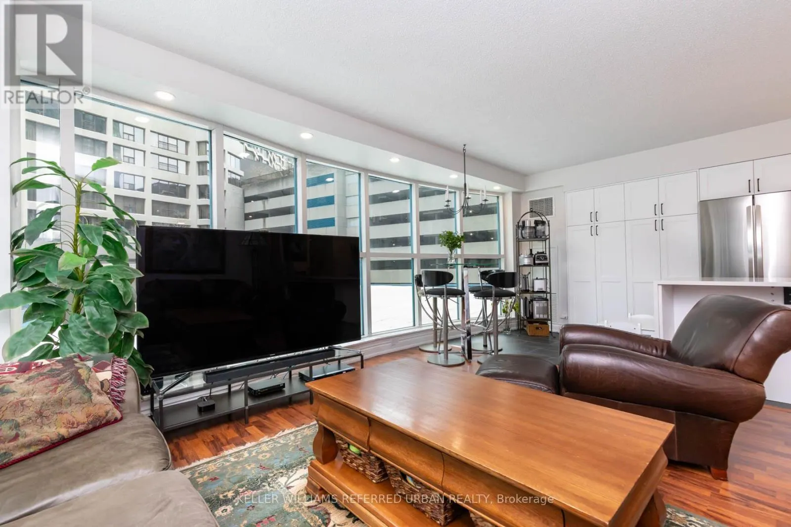 302 - 77 HARBOUR SQUARE