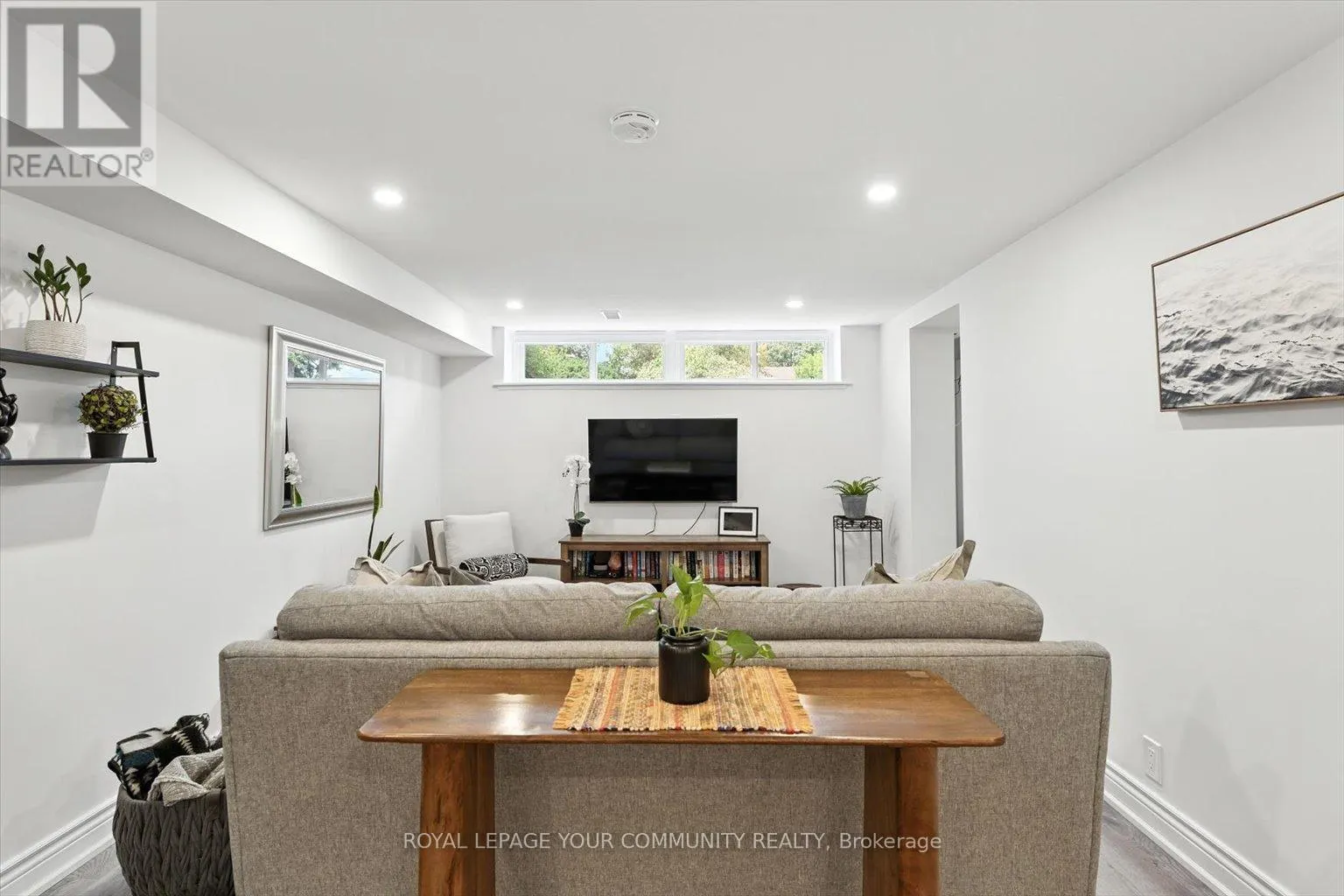 33 MURELLEN CRESCENT