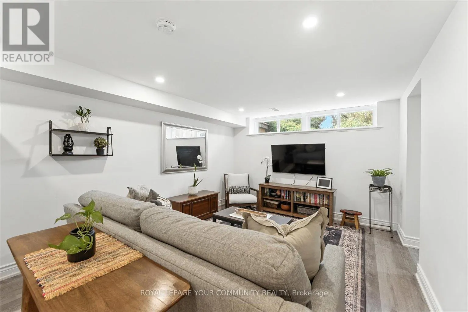 33 MURELLEN CRESCENT