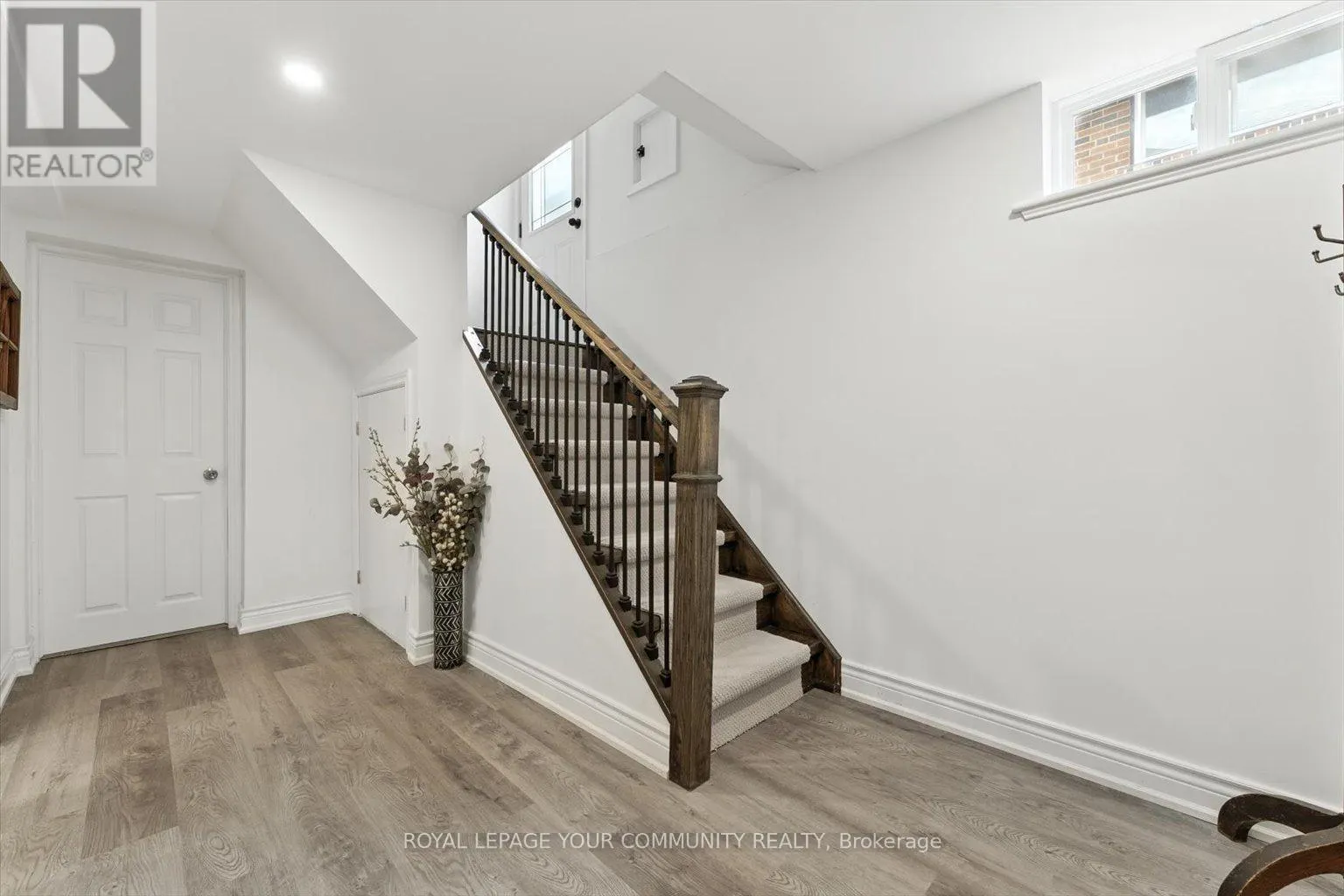 33 MURELLEN CRESCENT