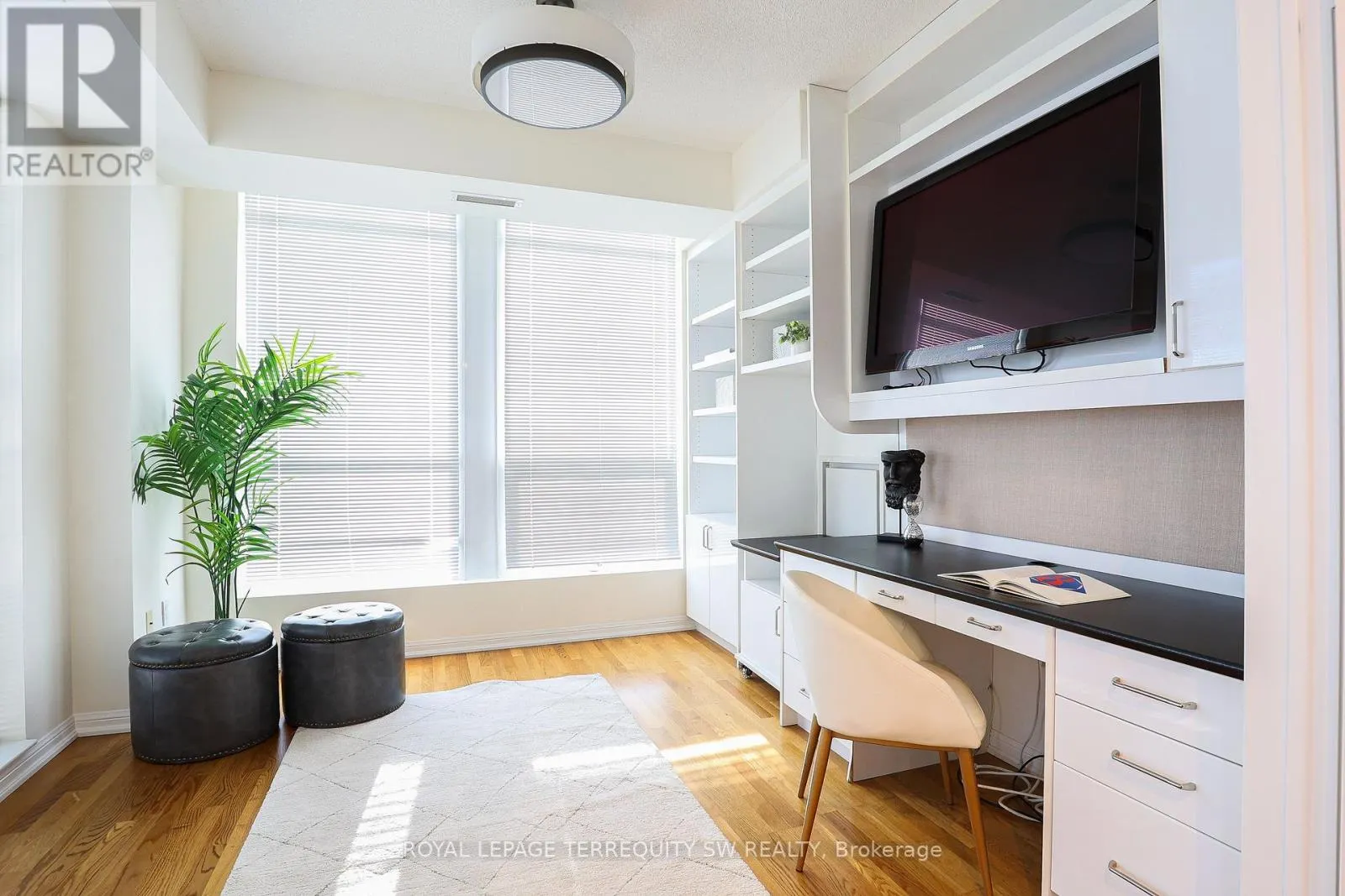 2806 - 628 FLEET STREET