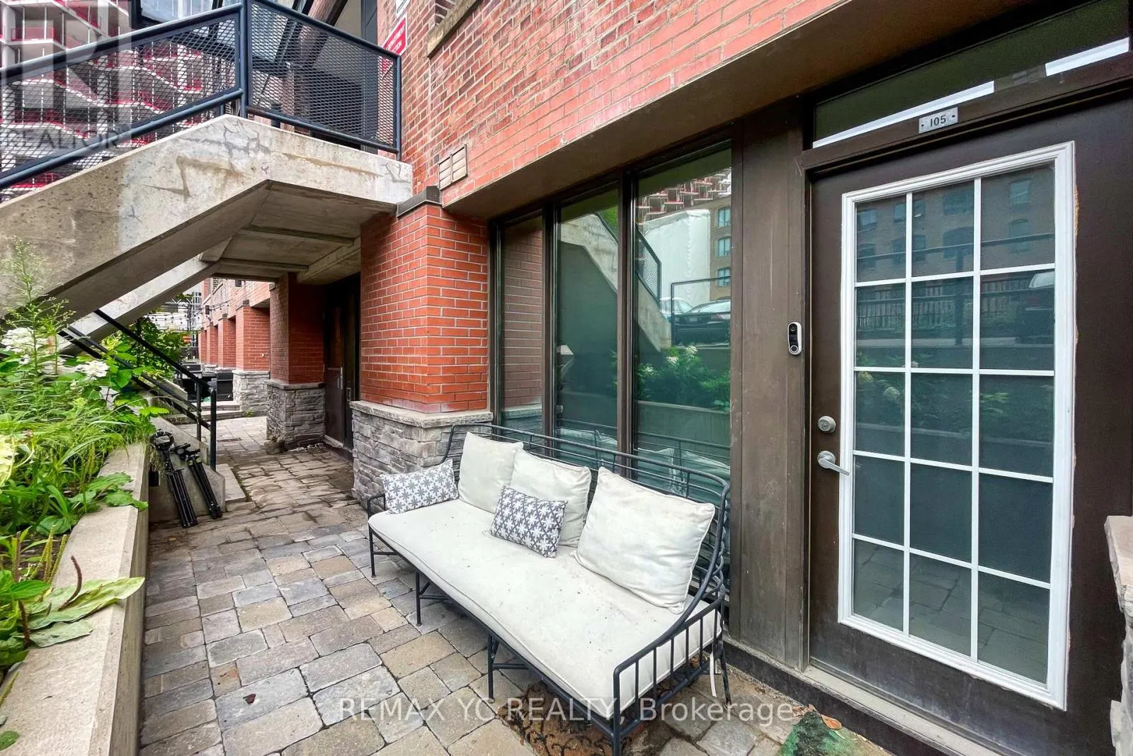 105 - 436 WELLINGTON STREET W