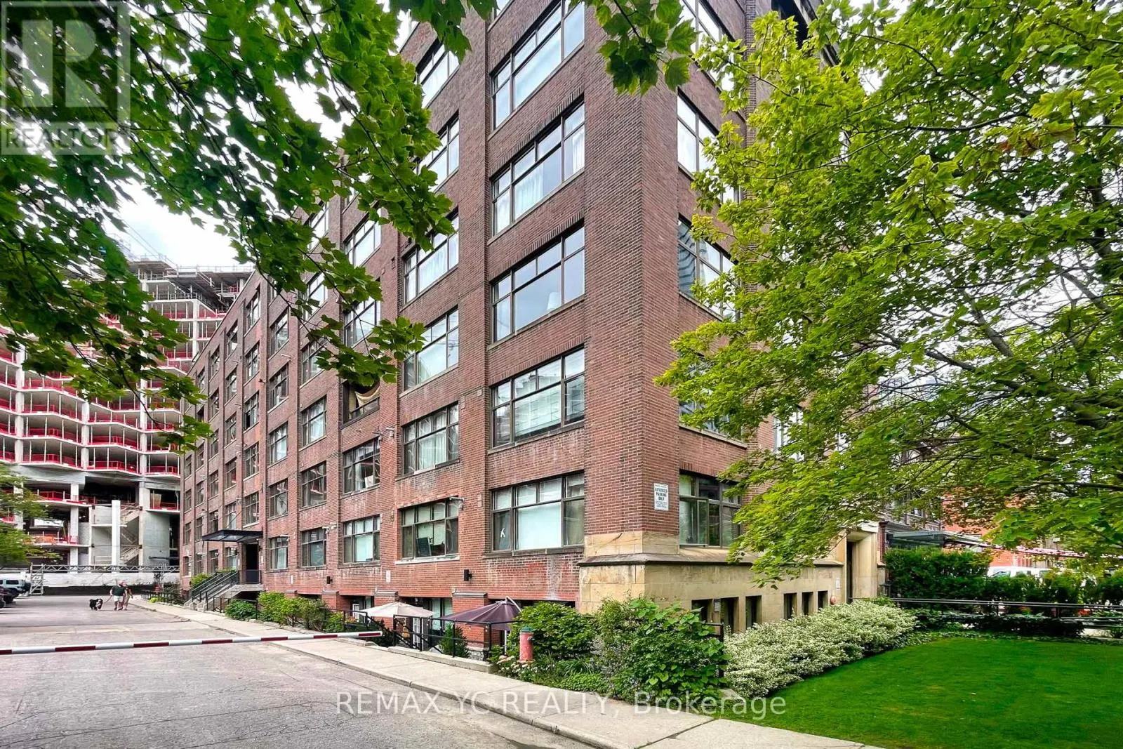 105 - 436 WELLINGTON STREET W