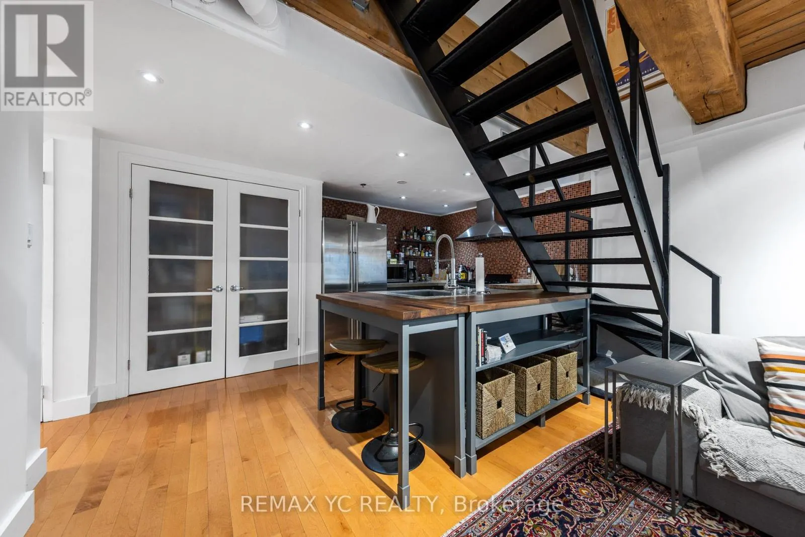 105 - 436 WELLINGTON STREET W