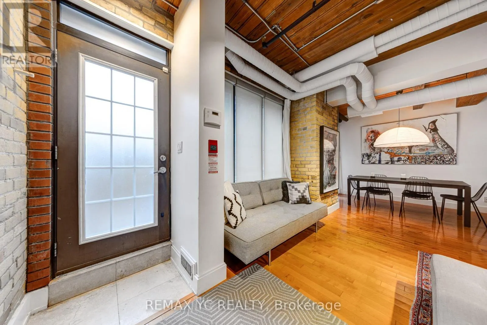 105 - 436 WELLINGTON STREET W