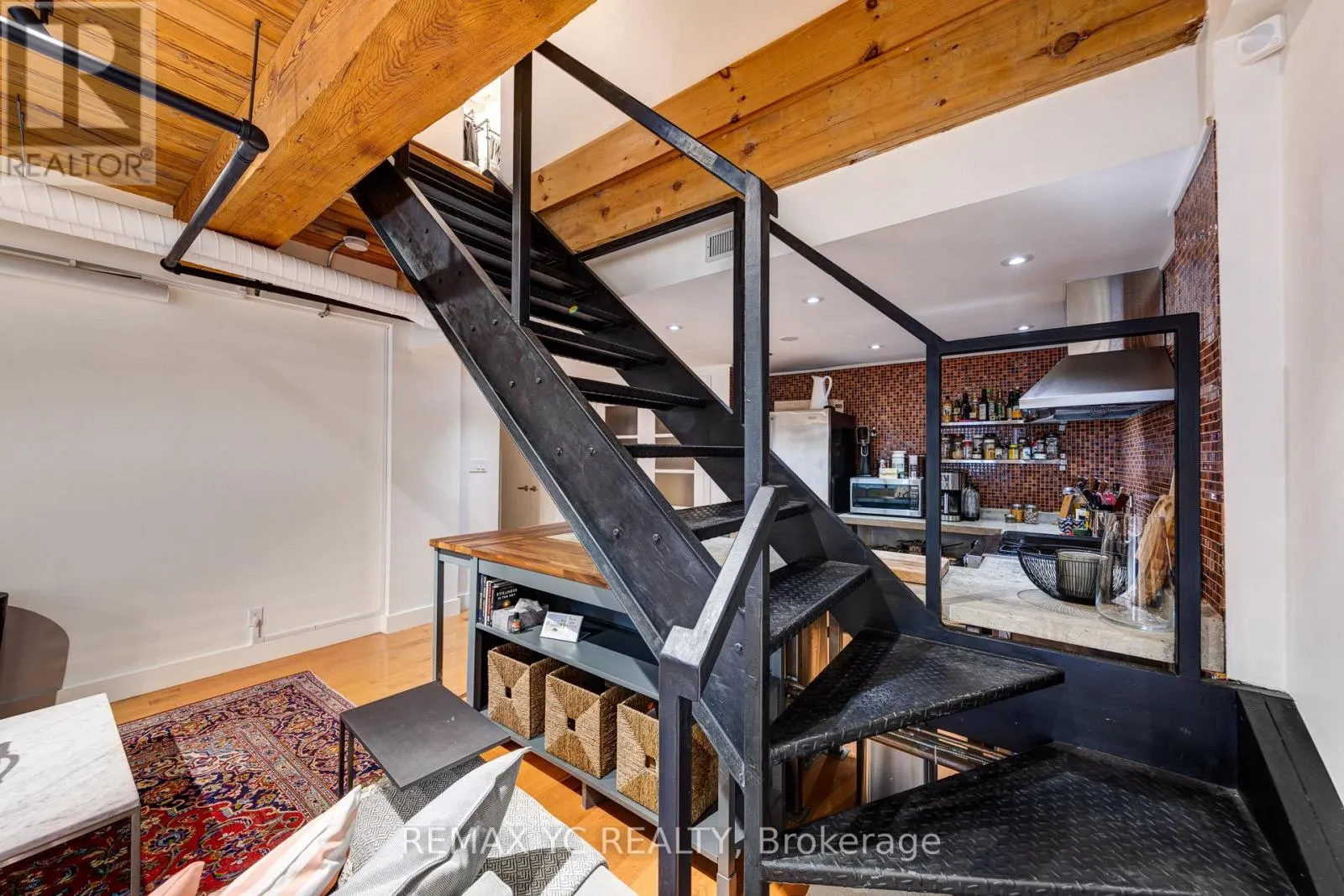 105 - 436 WELLINGTON STREET W