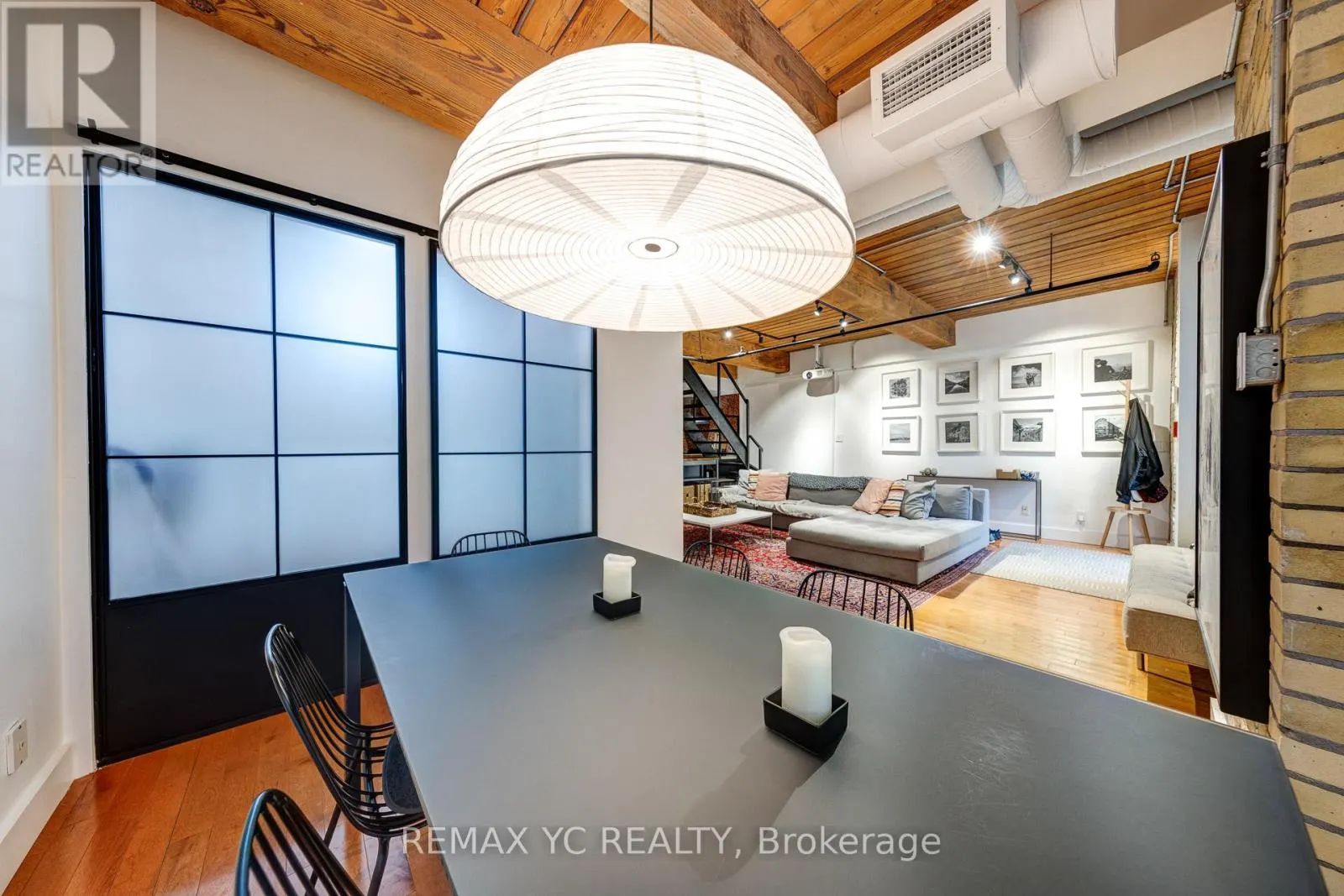 105 - 436 WELLINGTON STREET W