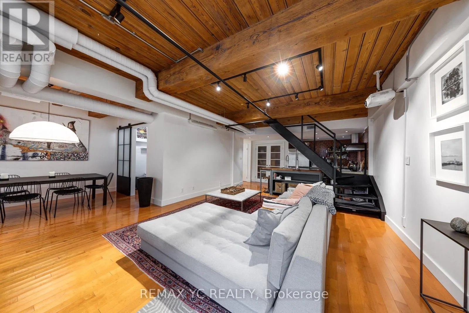 105 - 436 WELLINGTON STREET W