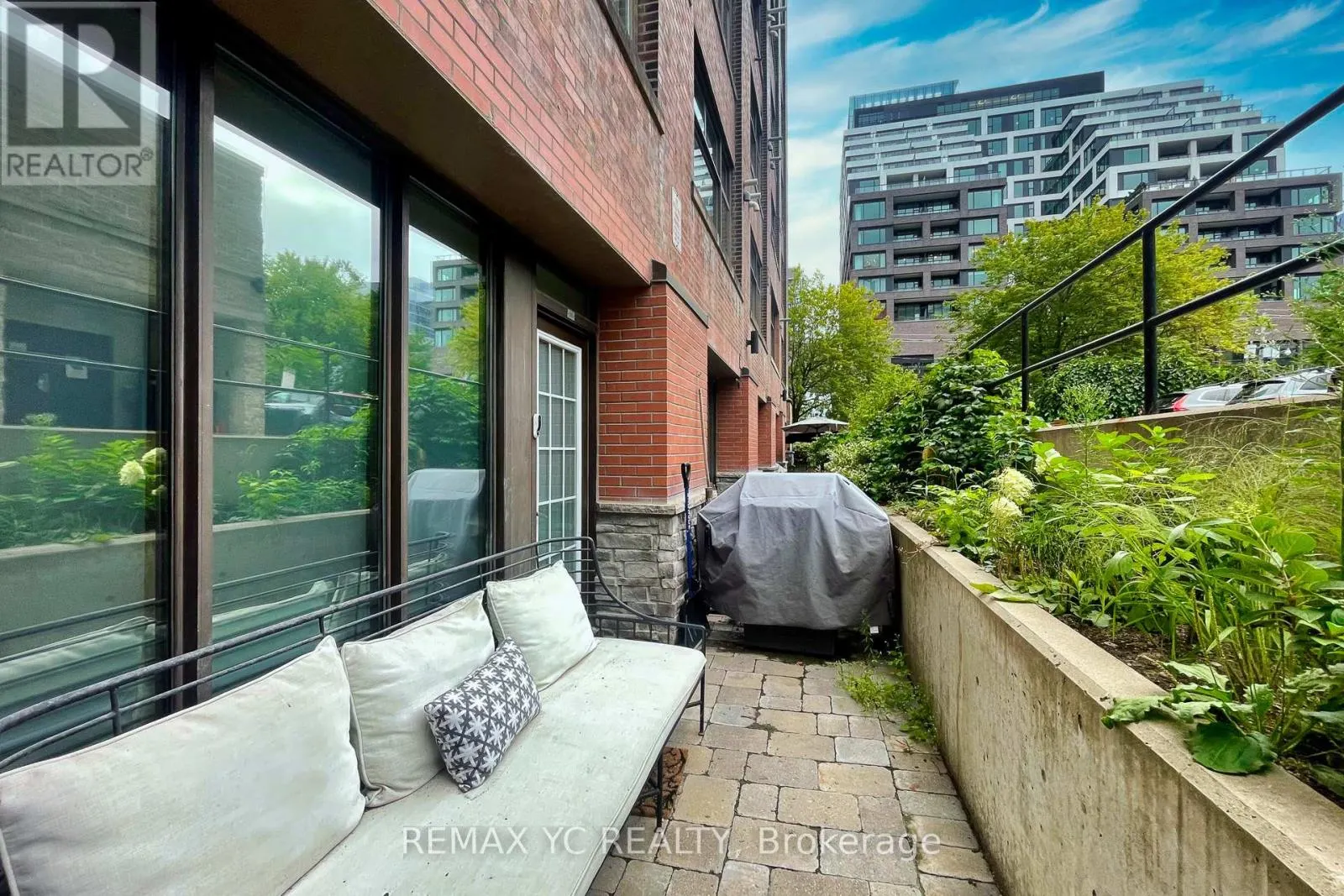 105 - 436 WELLINGTON STREET W