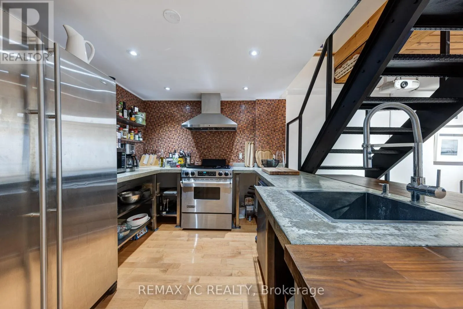105 - 436 WELLINGTON STREET W