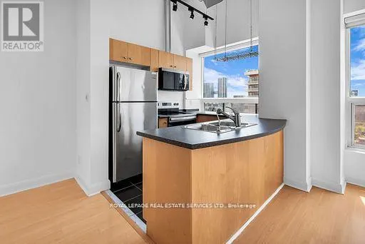 PH13 - 700 KING STREET W
